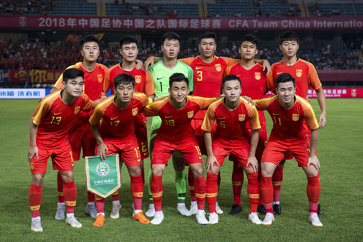 球星们合力抵抗强敌，共同奋斗取胜